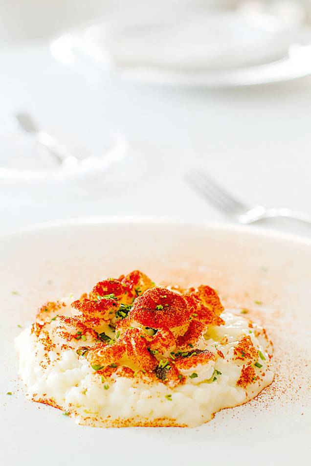 Risoto de camarão, limão-siciliano e pó de tomate desidratado