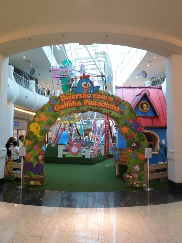 Espaço de brincadeira inspirado na Galinha Pintadinha chama atenção no Mooca Plaza Shopping
