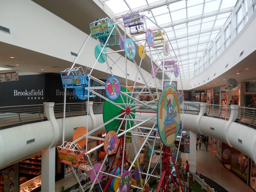 Com quase 11 metros de altura, o brinquedo é composto por doze cadeiras decoradas com os personagens