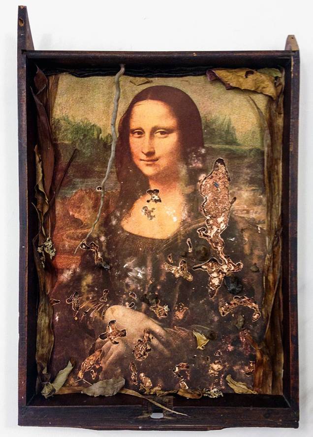 Reprodução da Mona Lisa: imagem coberta por carvalhos e fores secas