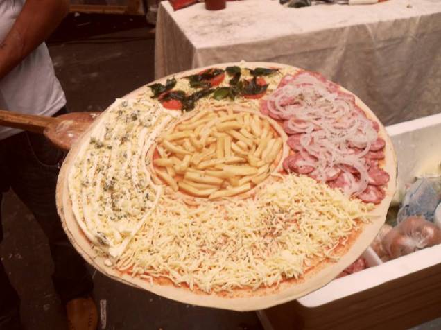 Pizza gigante: até cinco sabores diferentes