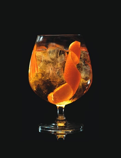 Saffron: combina o gim francês, água tônica, raiz de açafrão, gotas de bitter de laranja e casca de laranja-baía