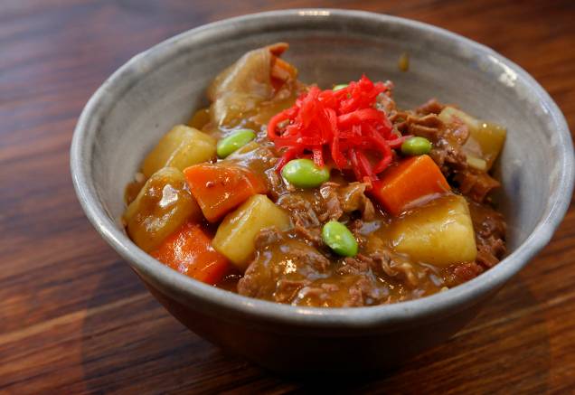 Curry rice: cozido de legumes e carne bovina com molho de curry e arroz (R$ 19,00)