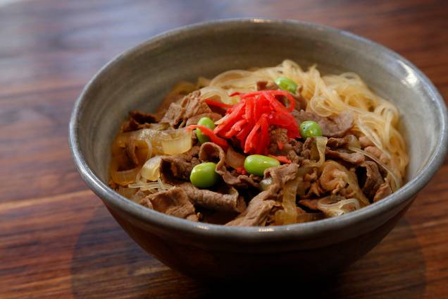 Gyudon: arroz com carne bovina e cebolas cozidas em molho levemente adocicado R$ 19,00)