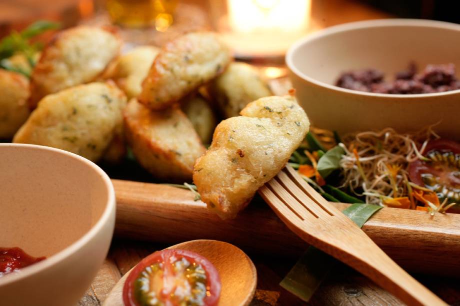 Porção de bolinho de arroz e bacalhau