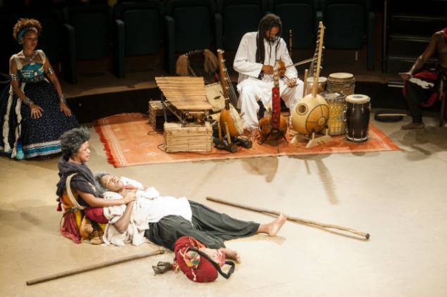 Salina (A Última Vértebra): produção da Amok Teatro