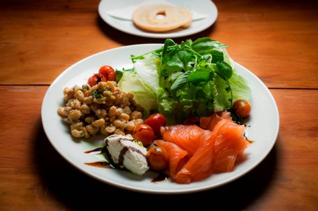 Salmão lox: salada verde com o peixe defumado, grão-de-bico e torrada de bagel