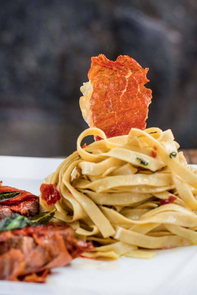 Massas frescas na Via Emilia Piadineria: tagliatelle na manteiga e sálvia finalizado com presunto de Parma Massas frescas na Via Emilia Piadineria: tagliatelle na manteiga e sálvia finalizado com presunto de Parma