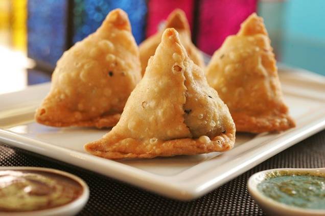 Porção de samosa vegetariana Porção de samosa vegetariana