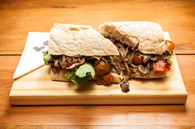 Versão vegetariana: cogumelo shimeji, tomate e rúcula ao azeite de limão-siciliano e pão ciabatta integral Versão vegetariana: cogumelo shimeji, tomate e rúcula ao azeite de limão-siciliano e pão ciabatta integral