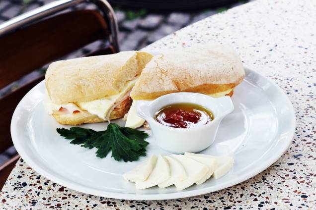 Sanduíche de peito de peru e queijo branco e o suco verde: opções do menu especial