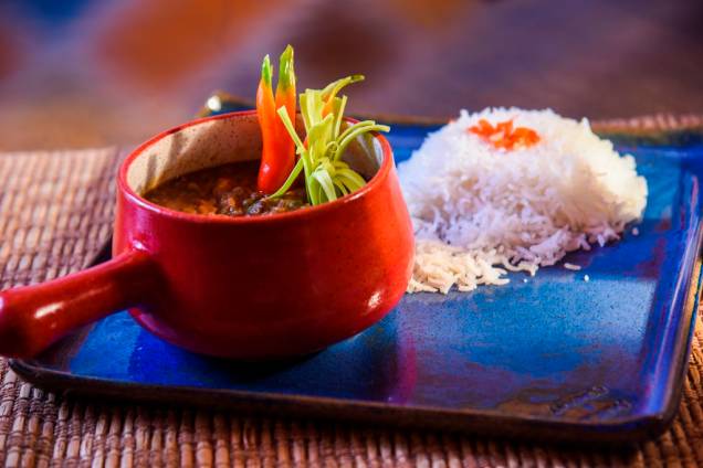 O vegetariano maa ki daal, de feijões e lentilhas em molho de tomate pode ser guarnecido de arroz basmati