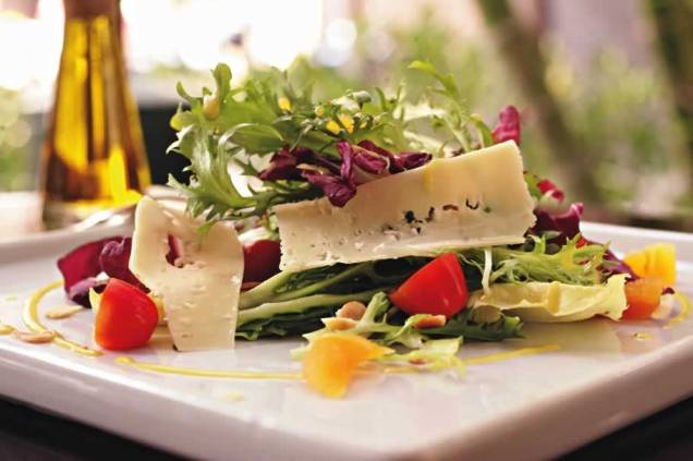 Salada verde acrescida de queijo emmental e damasco
