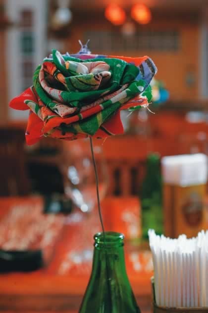 Sobre a mesa: flor de chita