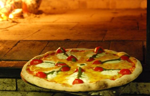 Pizza de burrata: uma versão cremosa e amanteigada da mussarela de búfala, acompanhada de tomatinhos e pesto