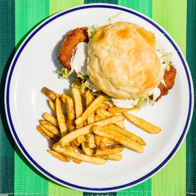 Sanduba de milanesa suíno: pode ir com fritas Sanduba de milanesa suíno: pode ir com fritas