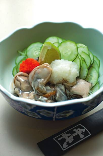 No japonês Sendai: salada de ostras frescas, pepino japonês e nabo ralado