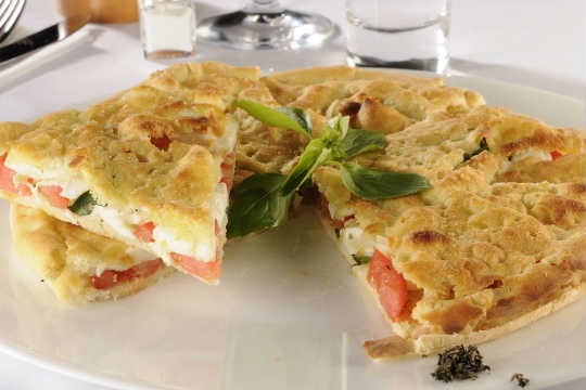 As focaccias são feitas com farinha italiana especial, azeite extravirgem e sal marinho importado da Sicília, assadas no forno a lenha As focaccias são feitas com farinha italiana especial, azeite extravirgem e sal marinho importado da Sicília, assadas no forno a lenha