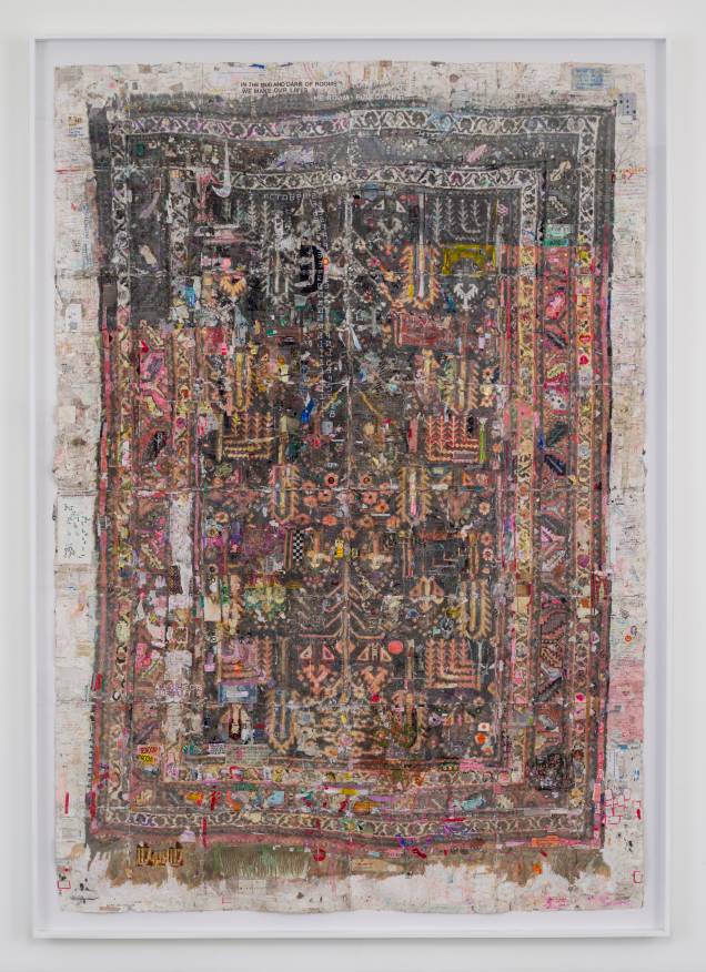 Em "The World Beats Art", uma imagem ampliada de um tapete da casa onde vive o casal sofre várias intervenções Em "The World Beats Art", uma imagem ampliada de um tapete da casa onde vive o casal sofre várias intervenções