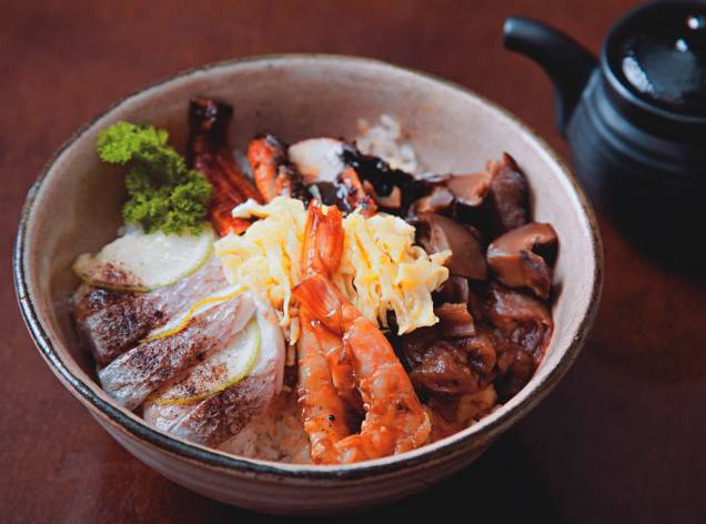 Sushi quente de robalo no vapor, shiitake, camarão e enguia ao molho tarê