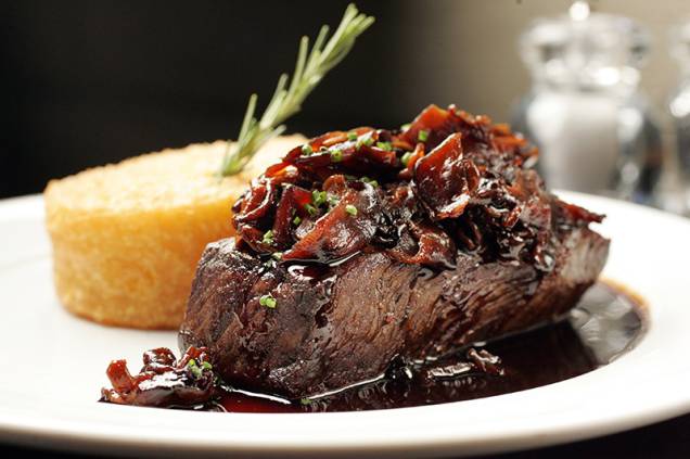 O shoulder steak de wagyu tem o acompanhamento de bolo de mandioca e cogumelos