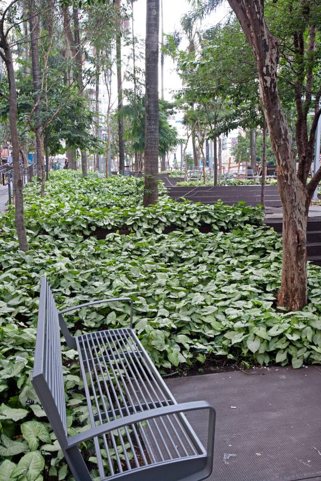 Praça pública do shopping possui 2.400 metros quadrados e conta com a conservação de sessenta árvores nativas Praça pública do shopping possui 2.400 metros quadrados e conta com a conservação de sessenta árvores nativas