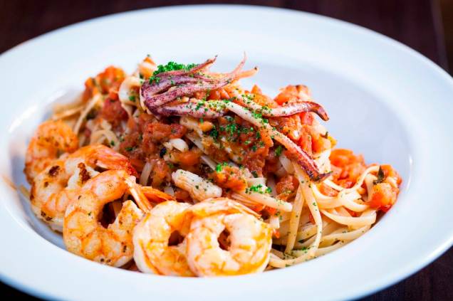 Linguine: camarão com lula, tomate e ervas