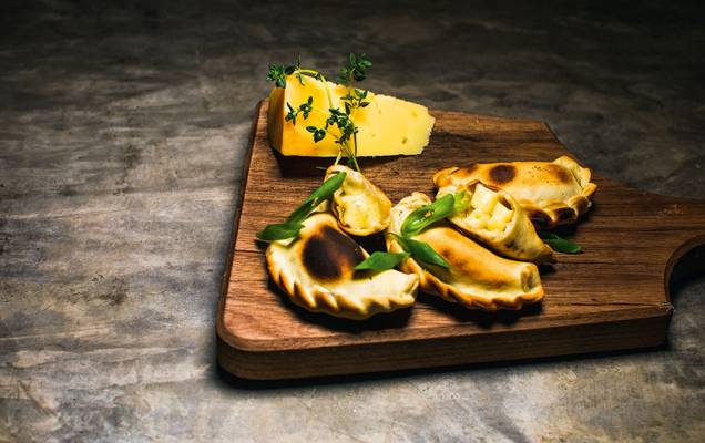 Empanada de queijo meia‑cura