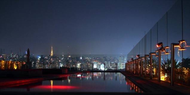 Vista noturna do bar Skye