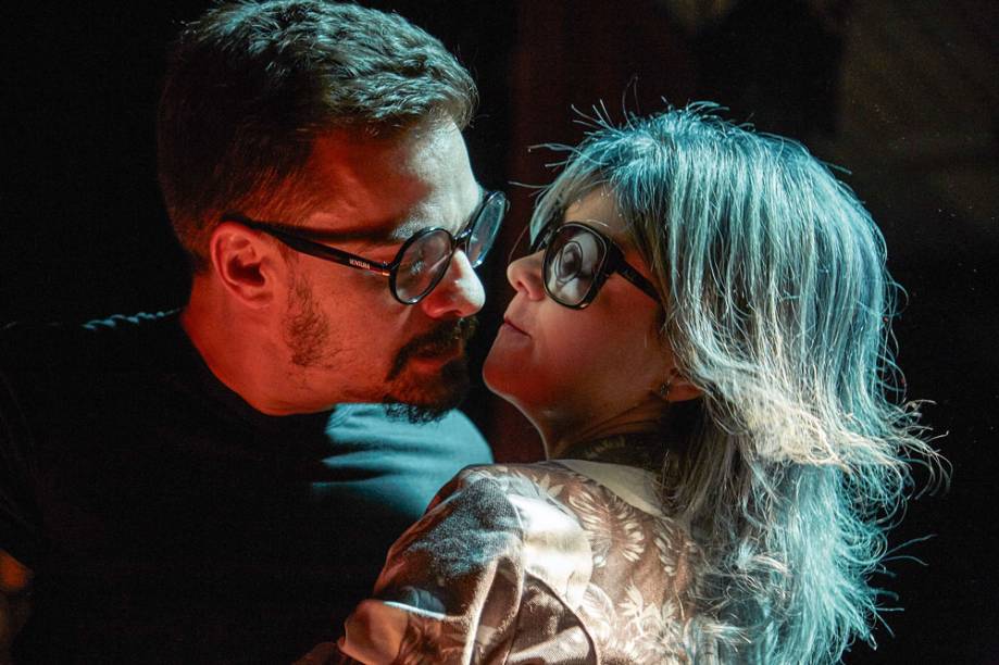 Luciano Gatti e Erica Montanheiro interpretam um casal que sofre com a incomunicabilidade