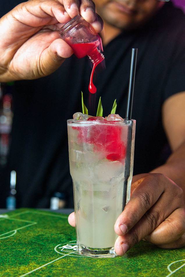 O drinque soul é uma atração: vem com um frasco de um líquido vermelho para ser misturado e dar o toque adocicado O drinque soul é uma atração: vem com um frasco de um líquido vermelho para ser misturado e dar o toque adocicado