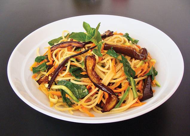 Sugestão de prato principal: espaguete com verduras e azeite