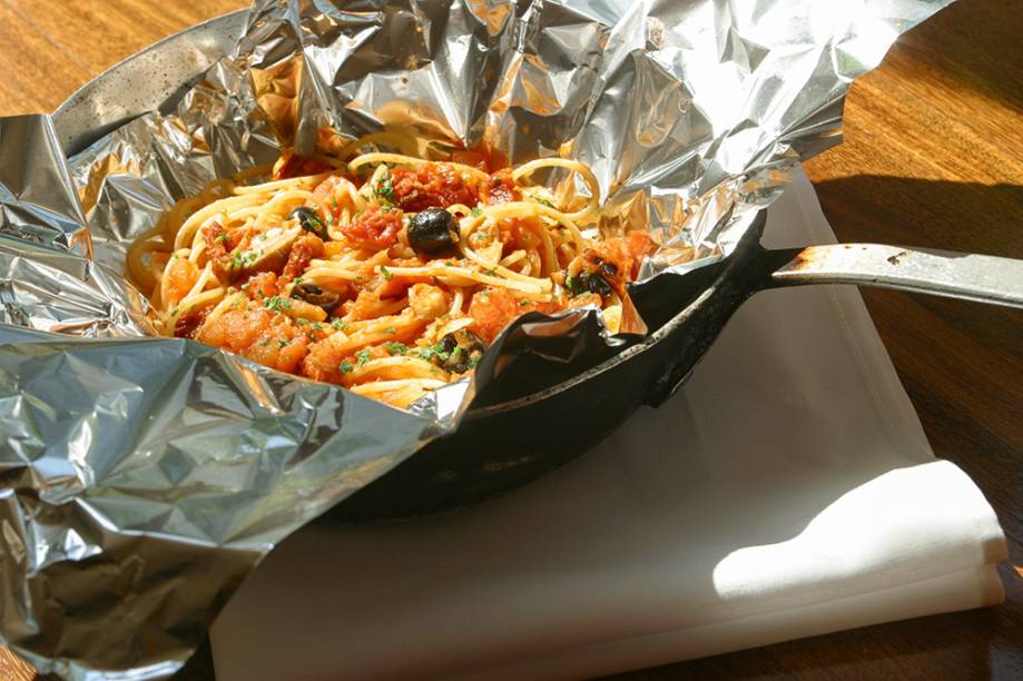 Espaguete ao cartoccio: feito no papillote ao molho de tomates fresco e seco com azeitona e cogumelo-de-Paris