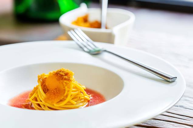 Clássico revisitado: espaguetine frio com passata de tomate e bottarga salpicada