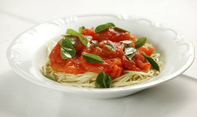 Spaghetti Notte: macarrão ao molho de tomate e manjericão