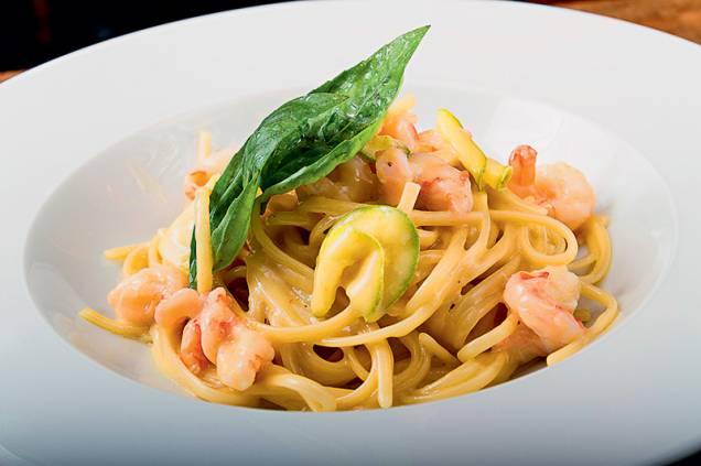 Espaguete com camarão, lula e abobrinha: a opção de prato principal