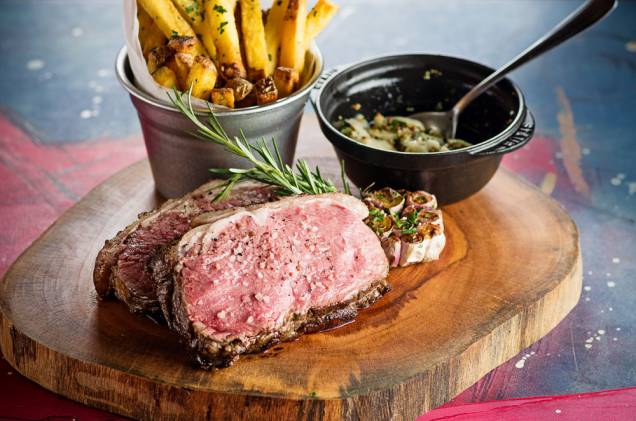 Steak de angus com mostarda em grãos, fritas e alho