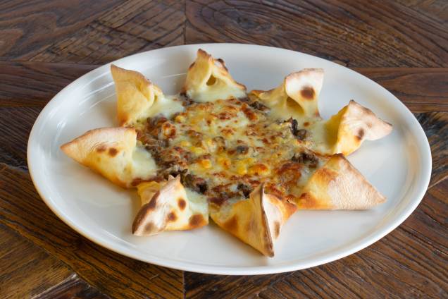 Stellina: a pizza estrelada vem coberta de cogumelos shiitake e shimeji ao azeite de trufa, mussarela de búfala e parmesão