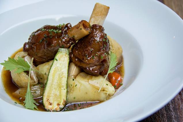 Stinco de cordeiro, vem com um mix de legumes, purê de batata e cogumelo shiitake empanado e crocante