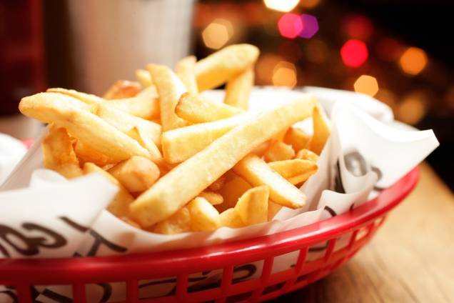 Para acompanhar, a porção de fritas sequinhas Para acompanhar, a porção de fritas sequinhas