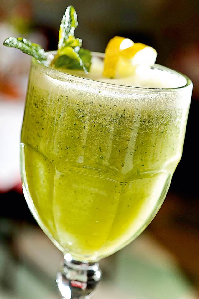 Detox: suco verde de água de coco, limão-siciliano, hortelã e abacaxi