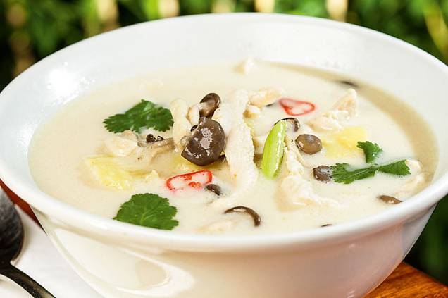 Sukhothai: caldo de frango e cogumelo shimeji temperado com leite de coco, capim‑santo e pimenta