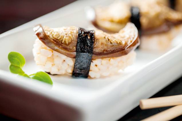 SassáSushi: sushi de berinjela com alho