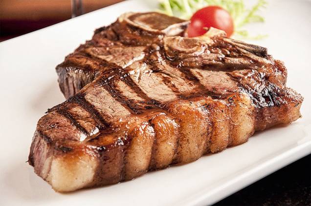 Dinho’s: t-bone com saladas