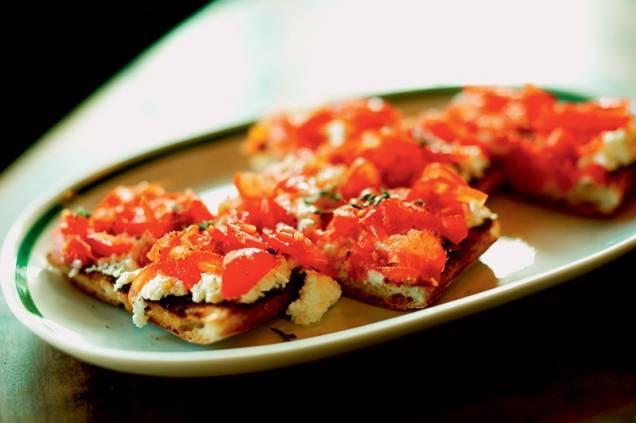 Tostada de queijo branco, tomate e tomilho ao forno: pedida certeira do bar restaurante Taberna 474
