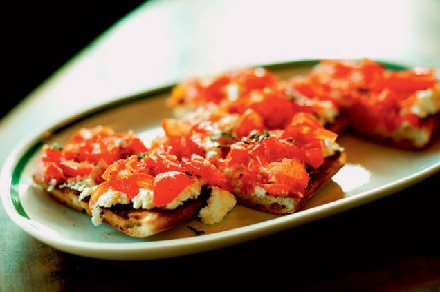 Tostada de queijo branco, tomate e tomilho ao forno: pedida certeira do bar restaurante Taberna 474 Tostada de queijo branco, tomate e tomilho ao forno: pedida certeira do bar restaurante Taberna 474