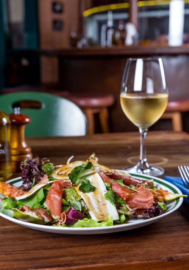 Pedida com jamón ibérico: salada com figo fresco, um pouquinho de queijo feta e fatias finas da especialidade da Espanha Pedida com jamón ibérico: salada com figo fresco, um pouquinho de queijo feta e fatias finas da especialidade da Espanha