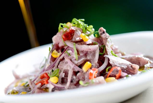 Festival de Ceviches: peixe branco e polvo marinados em leite de tigre negro, azeitona peruana e azeite extra virgem