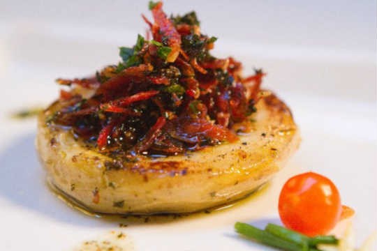 Tapa de fundo de alcachofra, crisp de jamón e limão siciliano