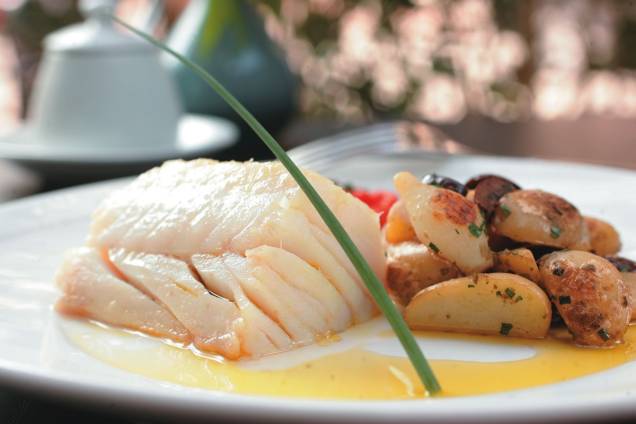 Tasca do Zé e da Maria: bacalhau confitado com batata, alcaparra, azeitona preta, minicebola e tomate